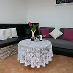 In With Sea View, Terrace, Air Conditioning, Wifi דירה לובראן